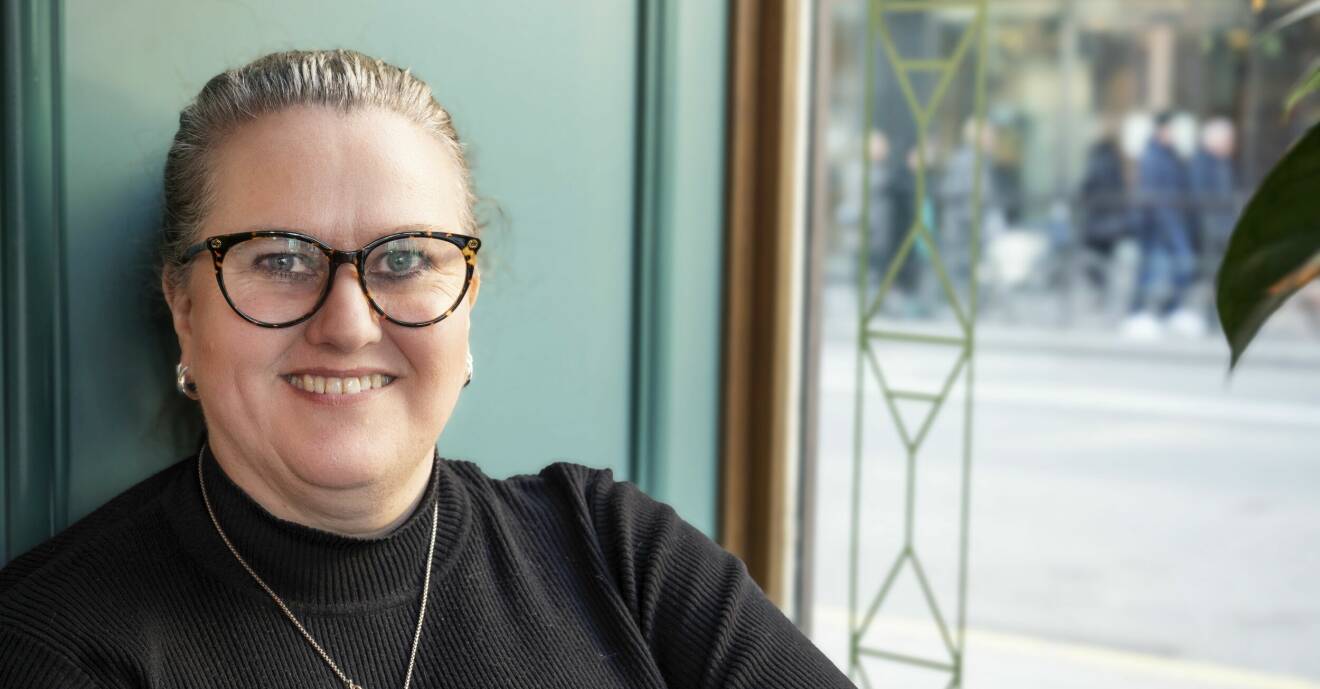 Tina Nyström sitter vid ett skyltfönster och berättar om hur det var att växa upp i det religiösa samfundet Plymountbröderna och hur det var när familjen lämnade samfundet när hon var 22 år