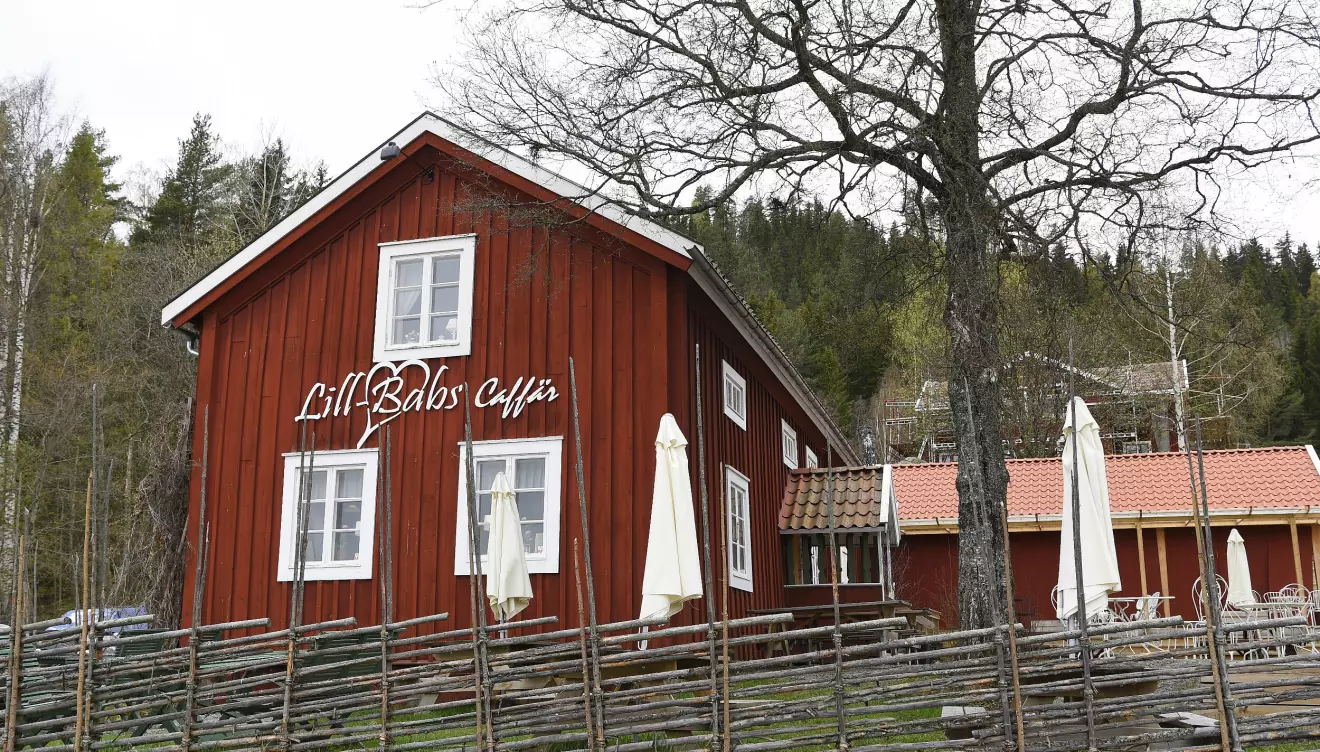 Utanför Lill-Babs Caffär på Järvsö.