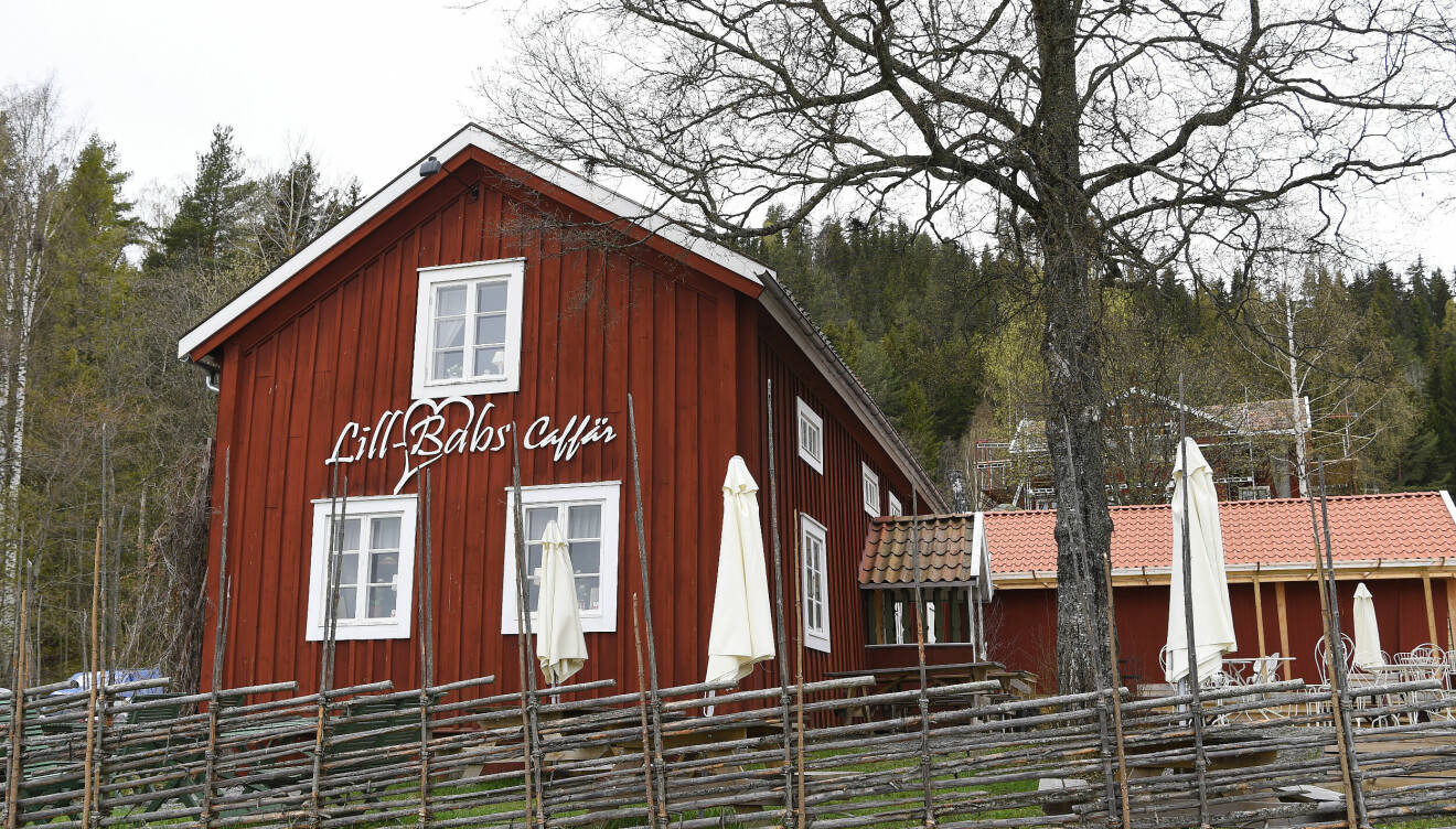 Utanför Lill-Babs Caffär på Järvsö.