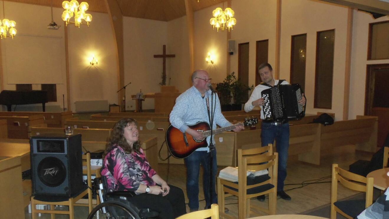 Makarna Andersson och en dragspelare underhåller i kyrka.