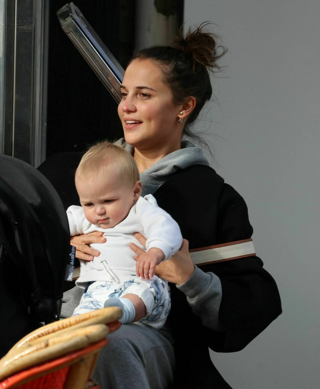 Alicia Vikander tillsammans med sin bebis.