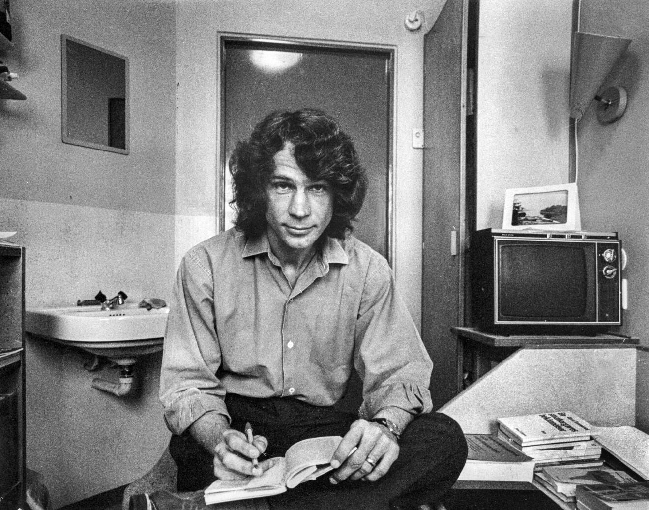 Ekobrottslingen och journalisten Tony Rosendahl på Kumlaanstalten 1974, svartvitt foto.