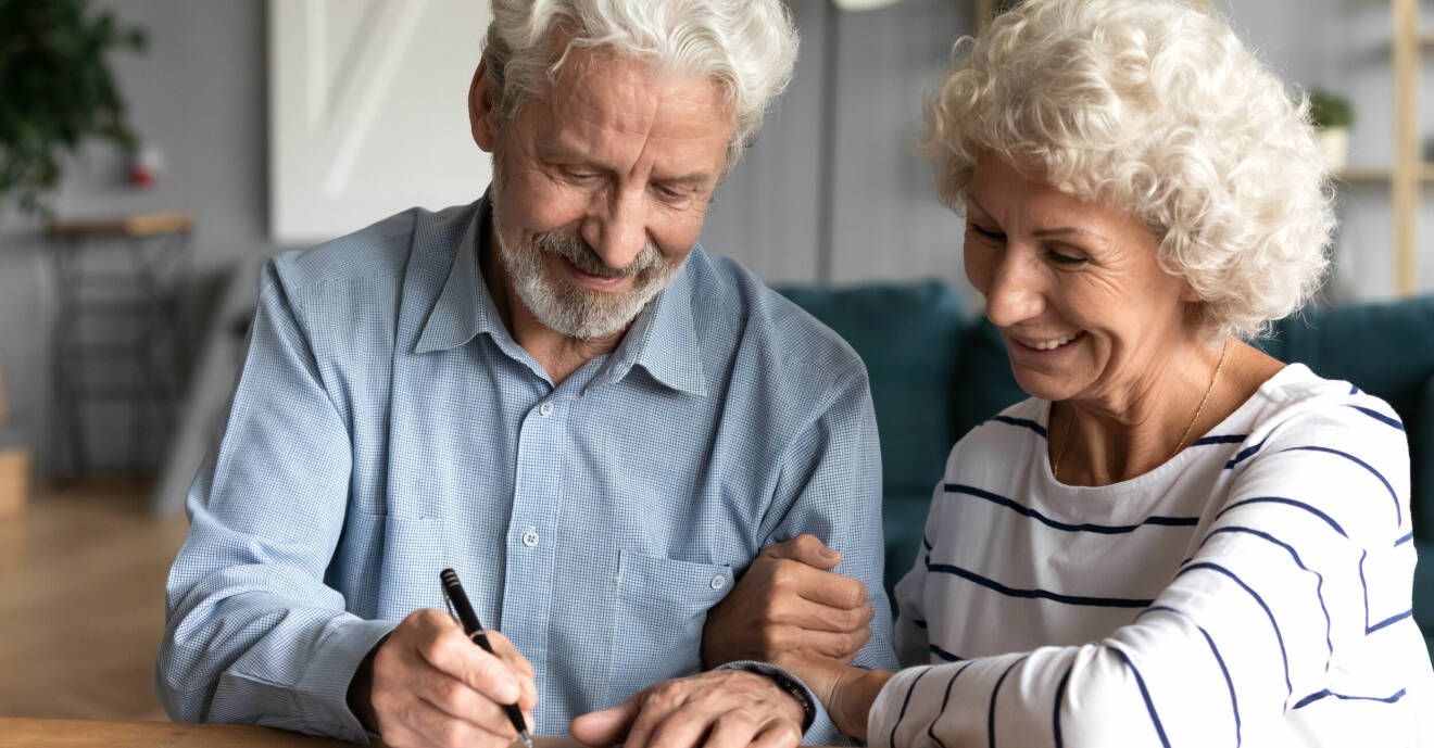 Ett äldre par skriver under papper
