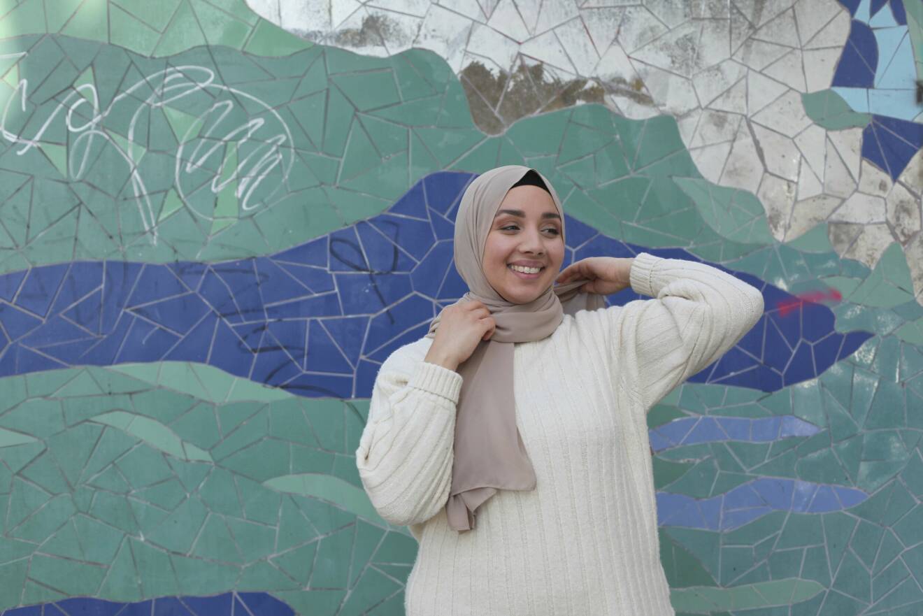 Bakinfluencern Camilla Hamid framför en turkos mosaikvägg.
