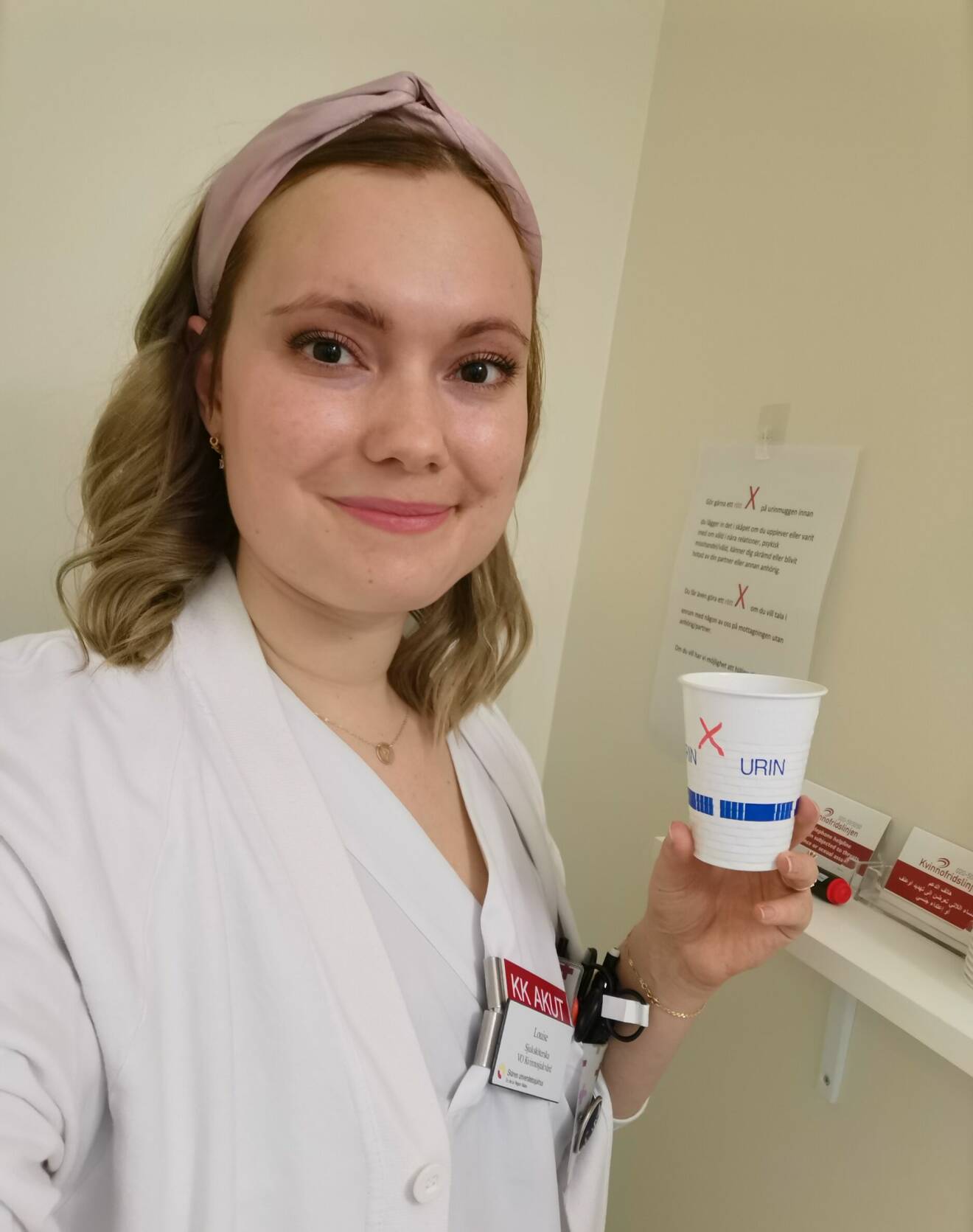 Louise Frank, sjuksköterska på gynakuten i Lund, visar hur våldsutsatta kvinnor kan sätta ett rött kryss på muggen för urinprov för att signalera att de vill ha hjälp.