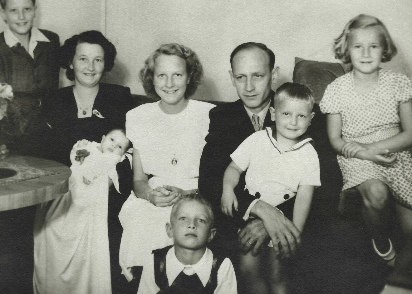 En bild från barndomen: Storasyster Inger har konfirmerats och hela familjen sitter runt omkring henne.
