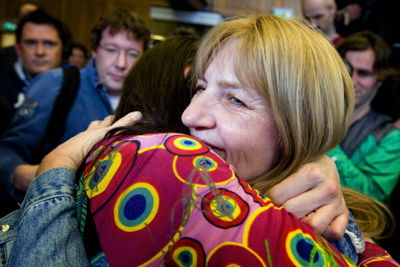 Lucia De Berk kramar om sin dotter efter frikännandet.