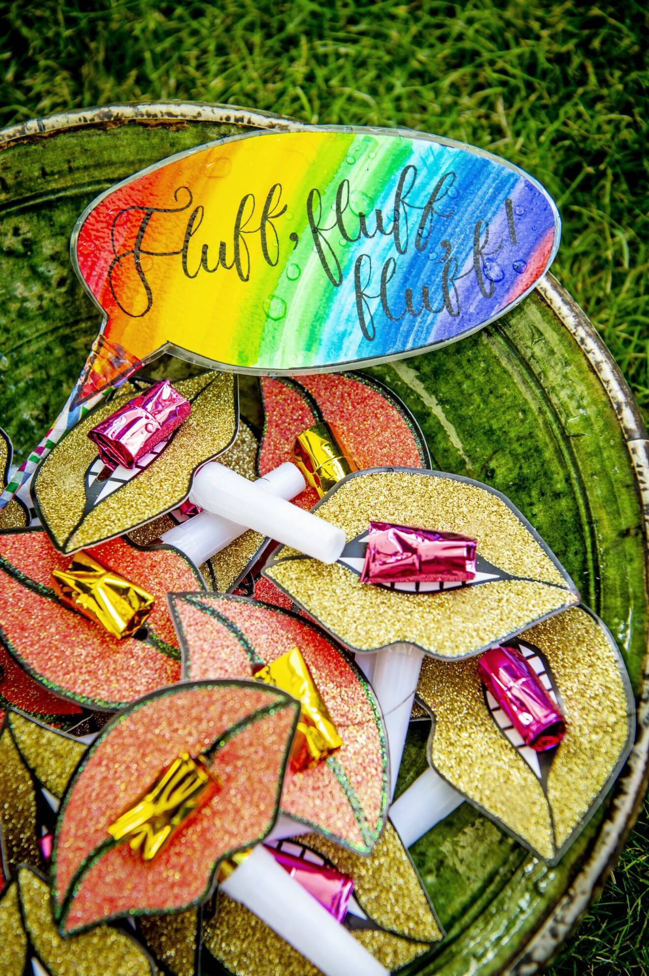 En regnbågsfärgad skylt med texten ”Fluff, fluff, fluff”.