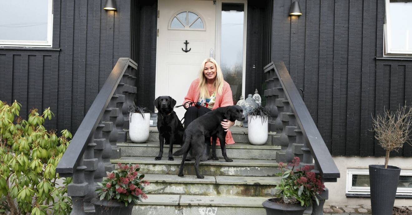 Jessica Andersson med sina hundar.
