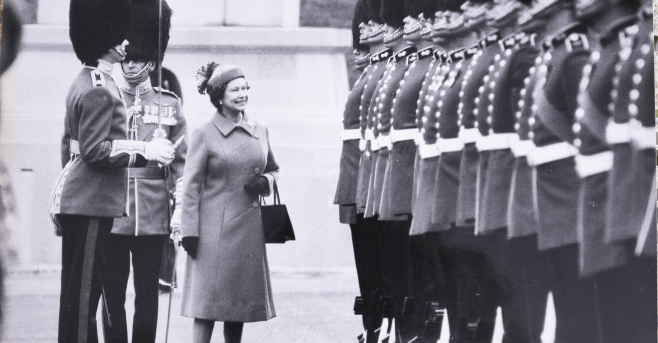 Drottning Elizabeth II vid en vaktparad.