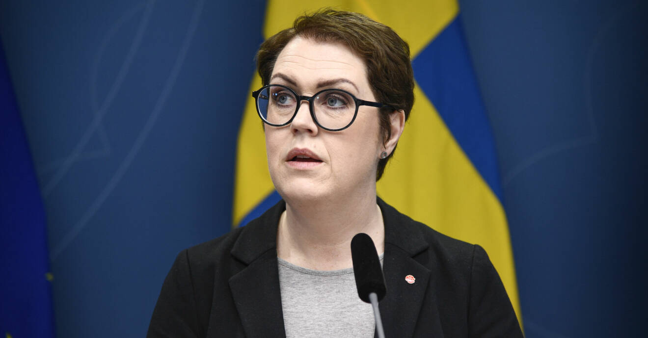 Socialminister Lena Hallengren presenterar en ny narkotikautredning i mars 2022.