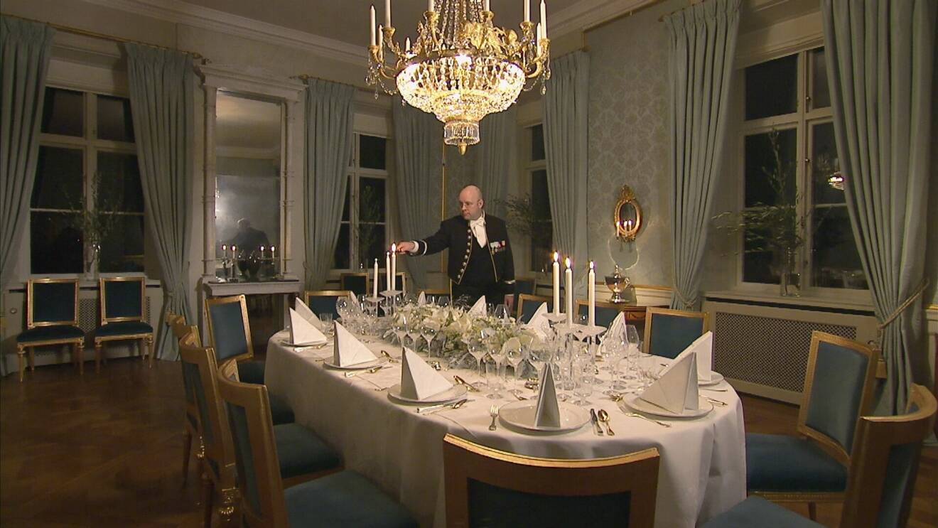 Kammarmästare Jonas Wallin dukar upp en festmåltid på Haga slott.