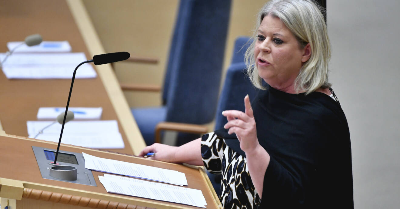 Camilla Waltersson Grönvall, socialpolitisk talesperson för Moderaterna, i talarstolen i riksdagen.