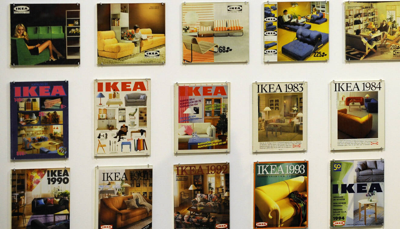 Vägg med IKEA-kataloger på IKEA Museum.