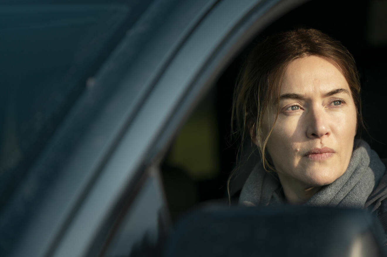 Skådespelaren Kate Winslet i Mare of Easttown, sitter i en bil.