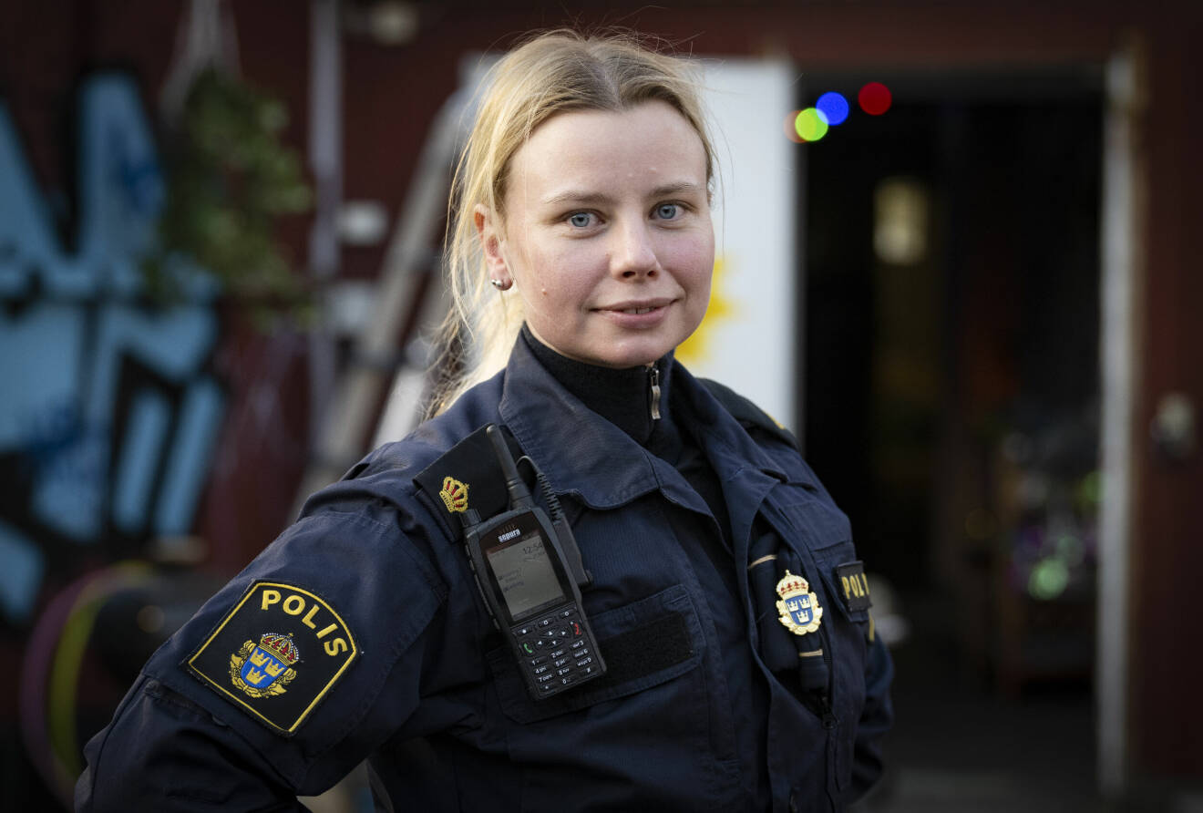 Skådespelaren Amanda Jansson i polisuniform under inspelningen av tv-serien Tunna blå linjen på SVT.