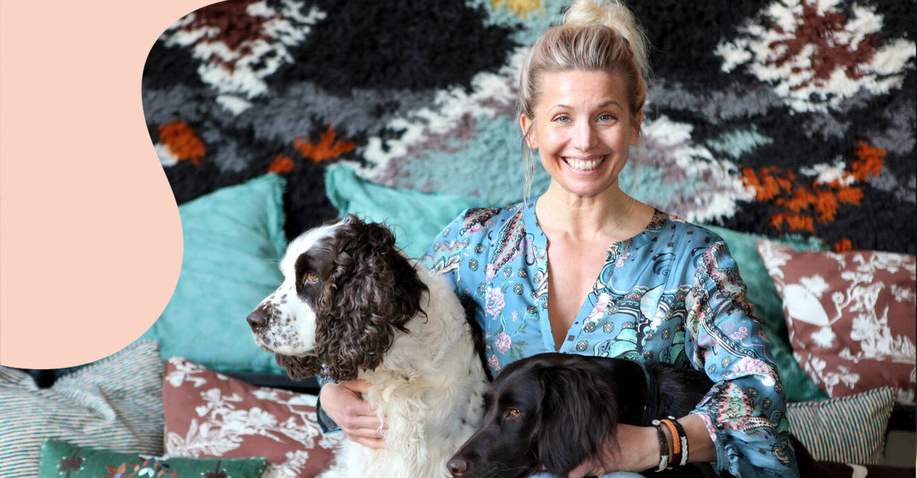 Tina Nordström sitter med sina två hundar.