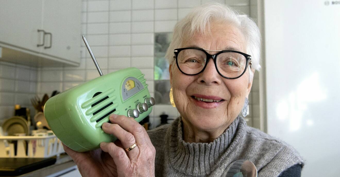 Astrid Uhnér håller upp en gammaldags grön radio mot örar och berättar att hon alltid har haft starka åsikter.