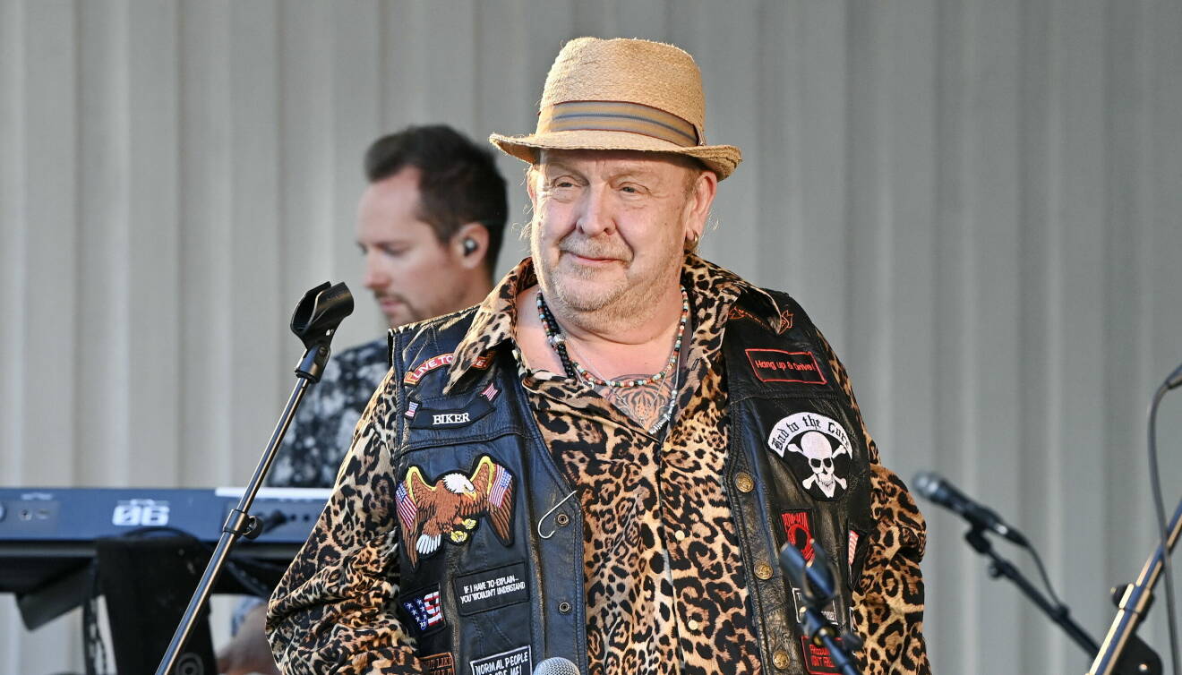 Olle Jönsson på spelning med sitt band Lasse Stefanz i Kungälv 2021.