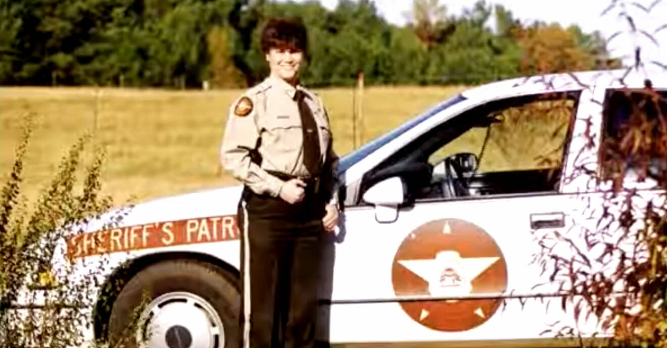 Tracy Fortson vid sheriffbilen