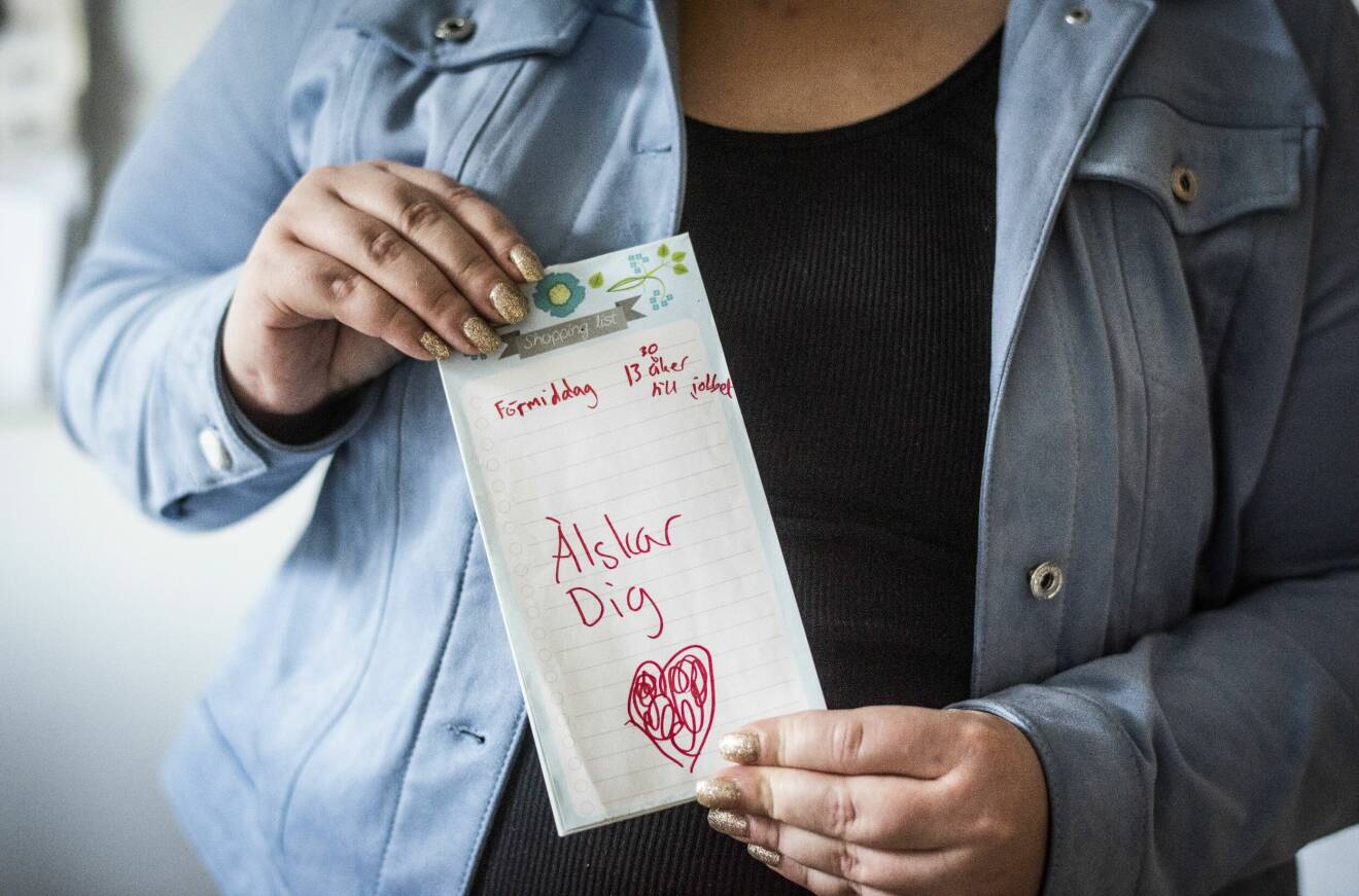 Malin Magnussen visar upp inköpslistan där Erik skrivit "Älskar dig" och målat ett rött hjärta.