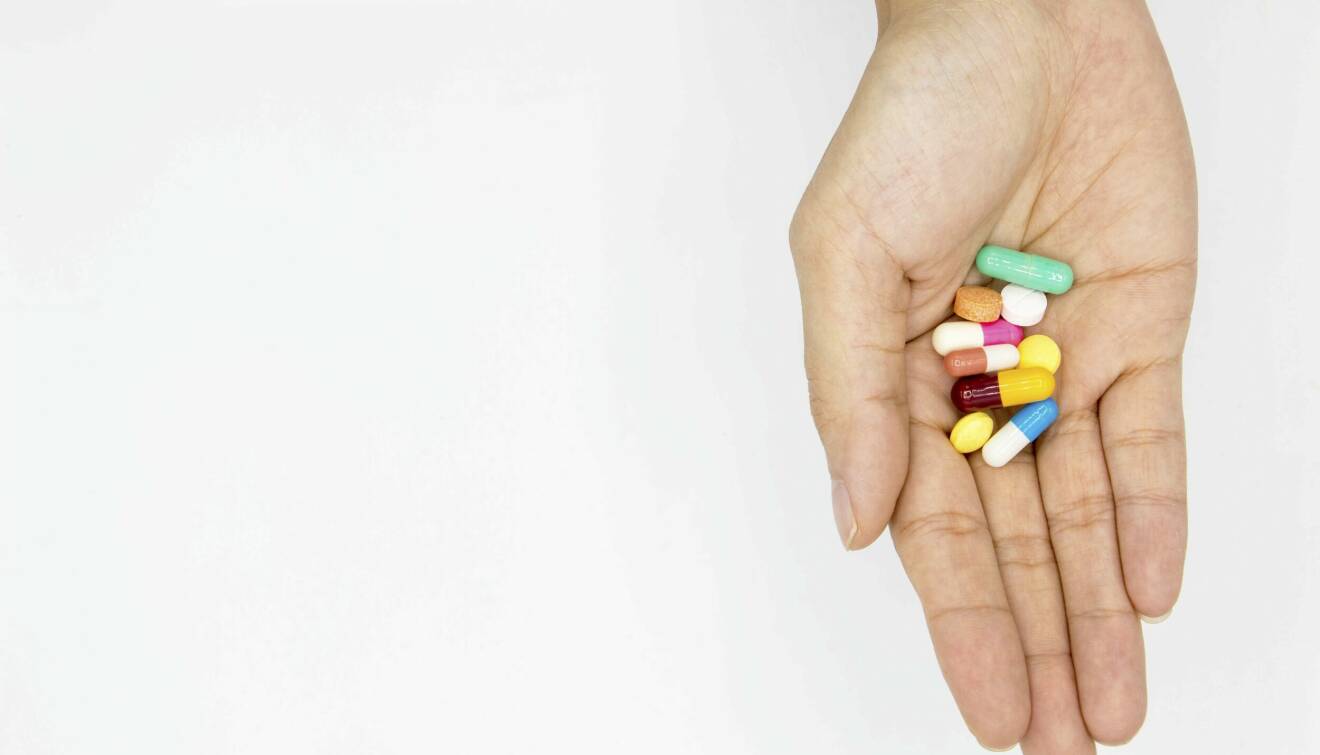 En hand med piller - det kan vara svårt att hålla koll på doserna.