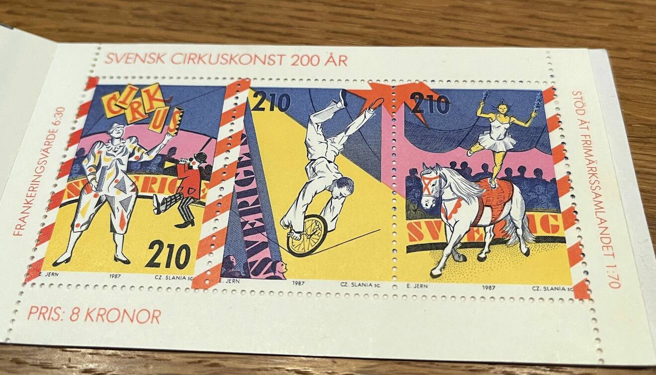 En remsa frimärken från 1987 då svensk cirkus firade 200 år och ett av motiven är Susanne Lind som gör ett nummer på häst i cirkusmanegen