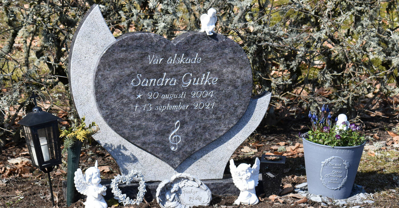 Sandras gravsten i form av ett stengjärta.