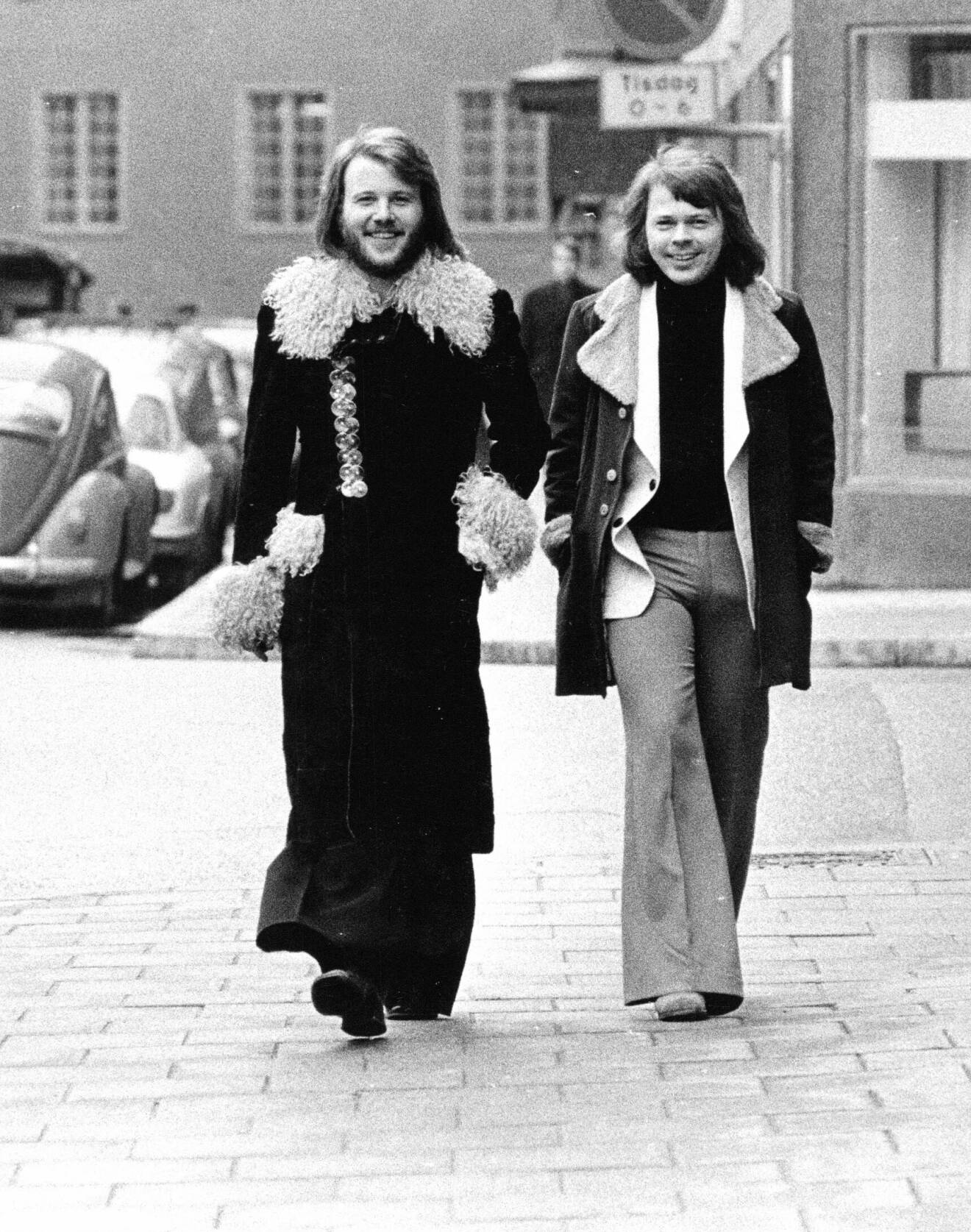 Björn och Benny på promenad i 70-talskläder.