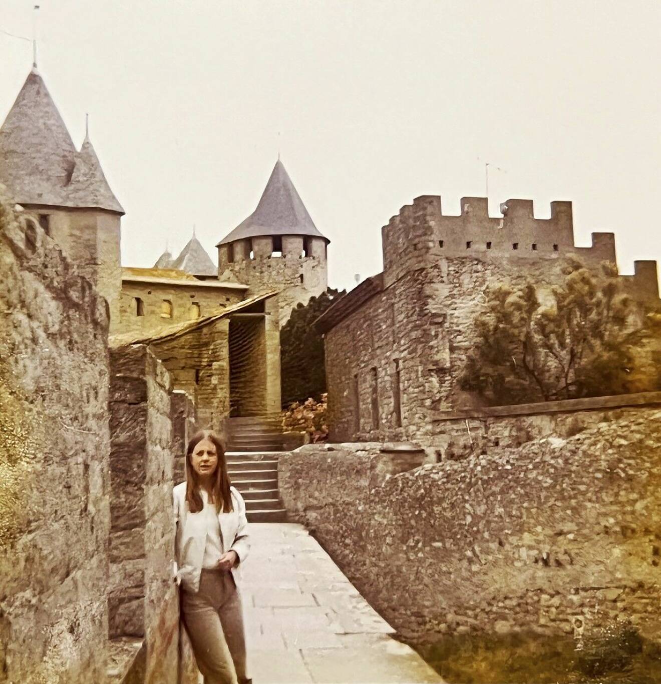 Inger står vid en mur i borgen i den medeltida staden Carcassonne och tillsammans med Ulla berättar hon att de fortfarande skrattar åt minnet av hur Ulla fastnade med håret i en herres kavajknapp.