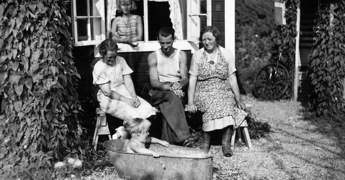 Tre kvinnor, en amn och en liten flicka utanför ett sommarhus 1941.