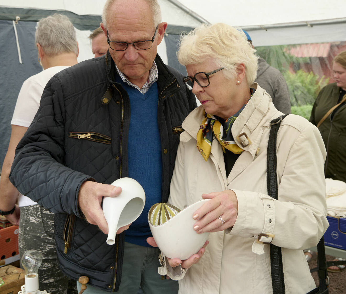 Kerstin och Sten Svensson från Hästveda studerar Stig Lindberg-vaserna på gårdauktionen i Röetved.