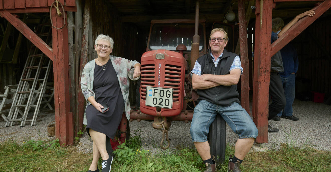 Kerstin Magnusson och Paul Pålsson sitter på var sin sida om den nästan 60 år gamla traktorn av märket Bukh som de har ropat in på auktionen för 3 000 kronor.