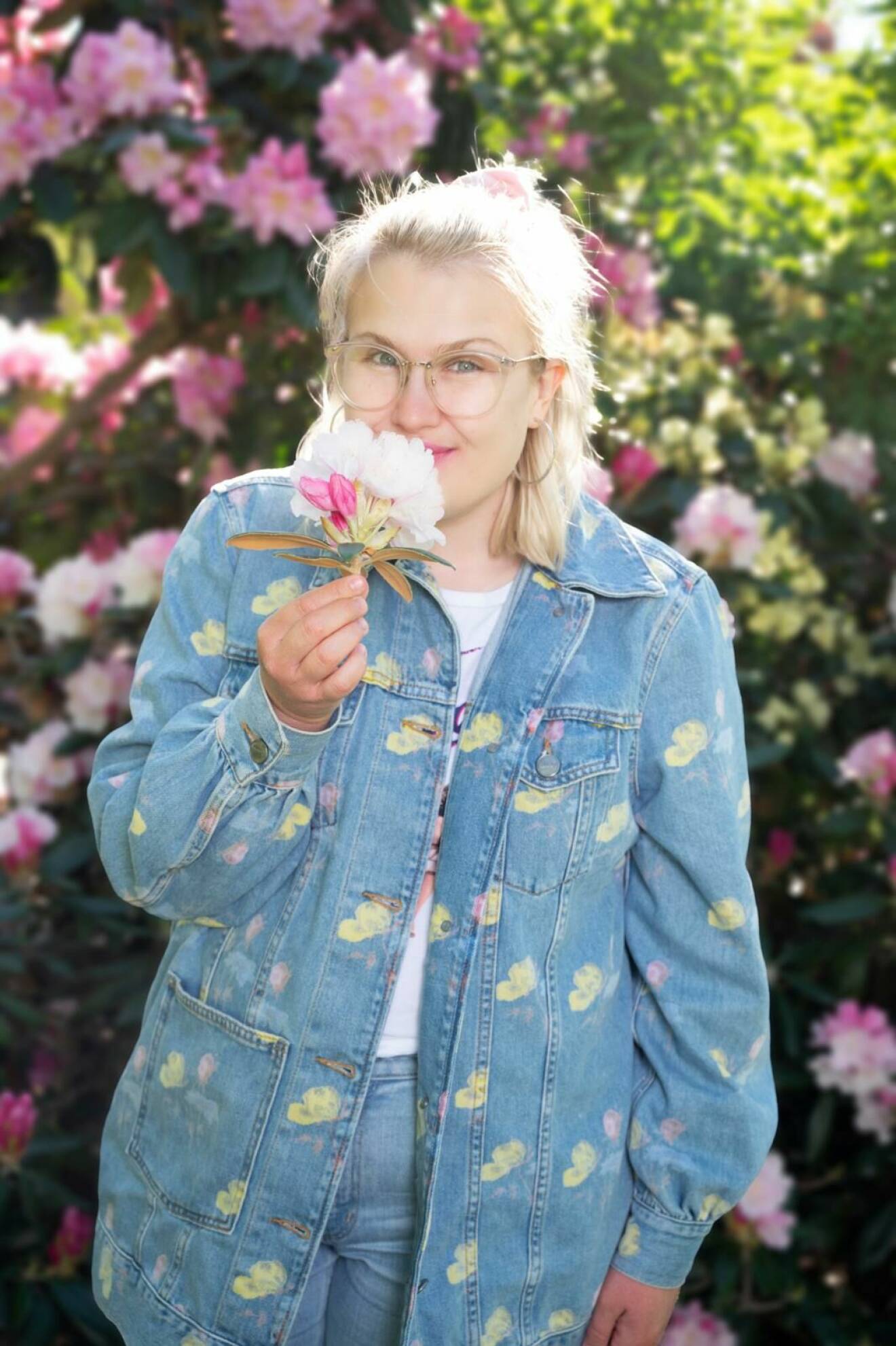 Skådespelaren Emma Örtlund luktar på en blomma.