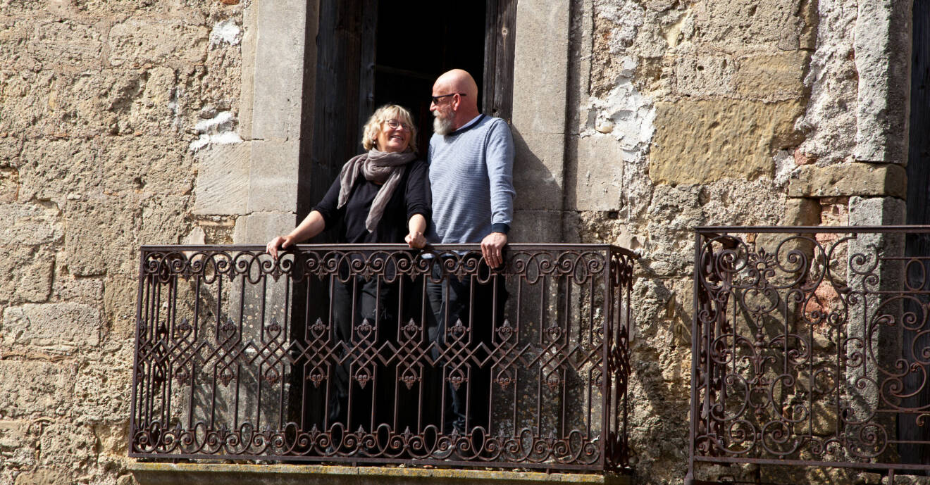 Lena och Håkan köpte ett slott i Frankrike. Här står de på balkongen.