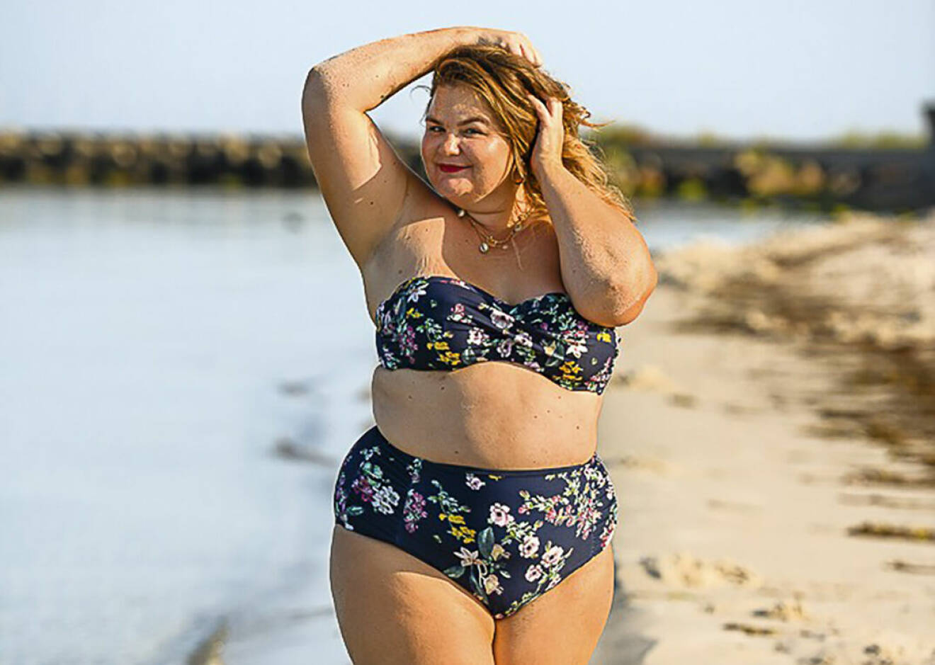 Frida Kummerfeldt, kroppspositiv, på stranden i bikini.