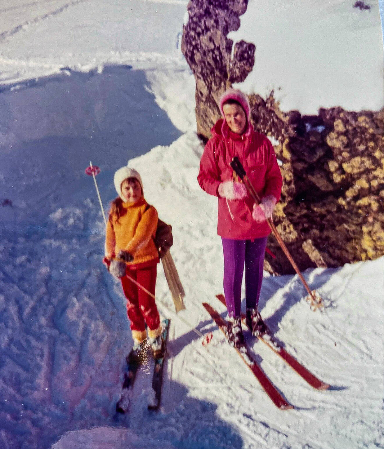 Ung Pia åker skidor med sin mamma.