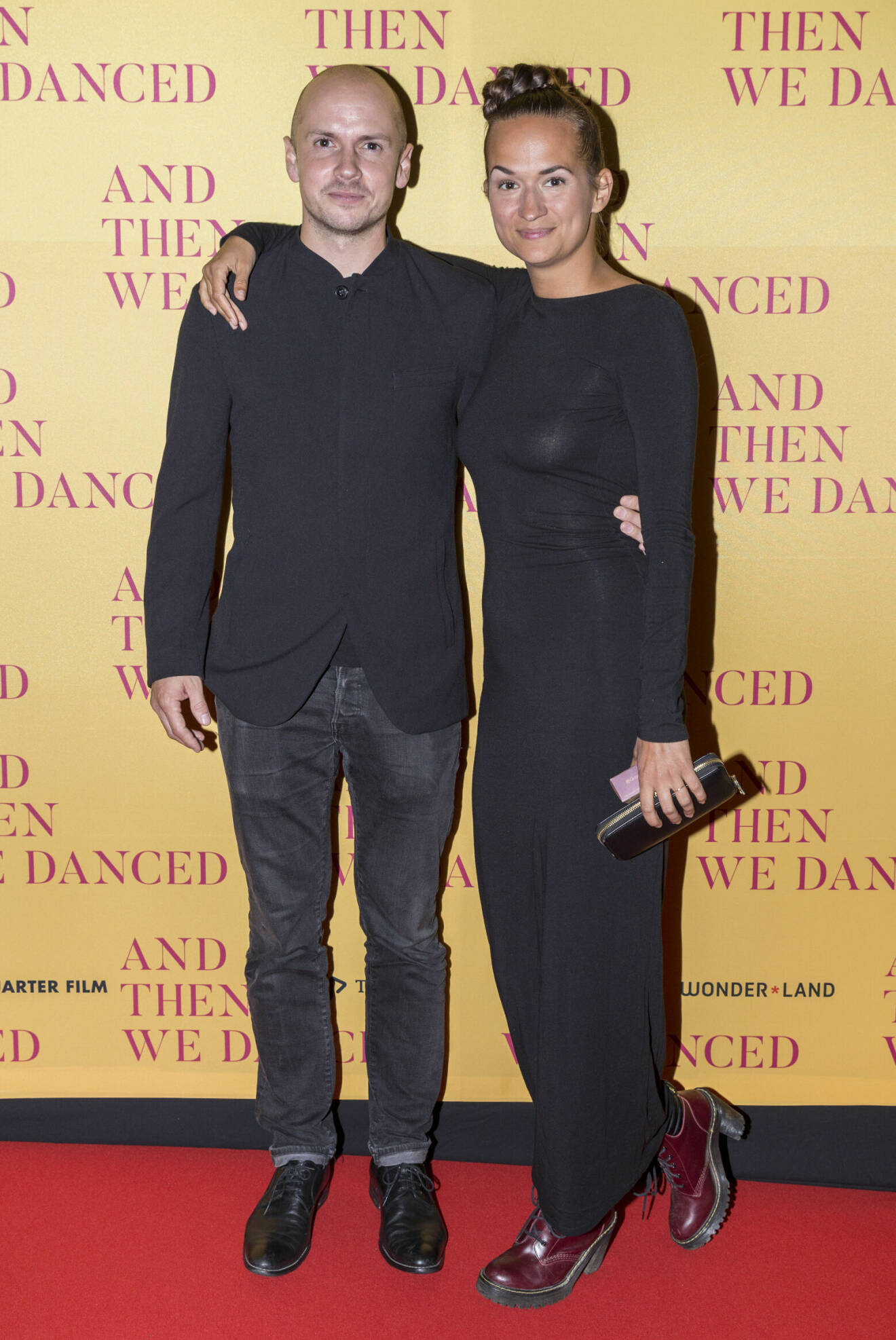 Vimmelbild på Bianca Kronlöf och hennes pojkvän Petter Oest som håller armen om varandra på röda mattan innan premiären av filmen And then we danced 2019.