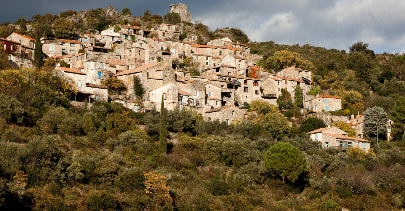 Byn Vieussan i Frankrike ligger i en sluttning med utsikt över en nationalpark.