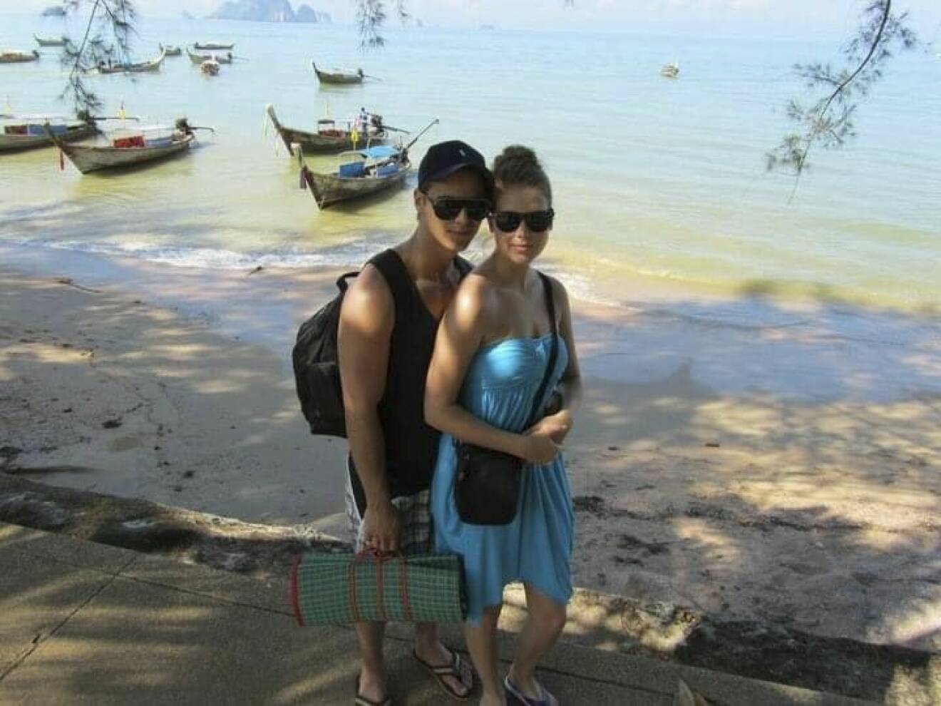 Paret Josefine Schill och Jonathan Goding Schill står vid en strand i Thailand under en semester några år före olyckan.