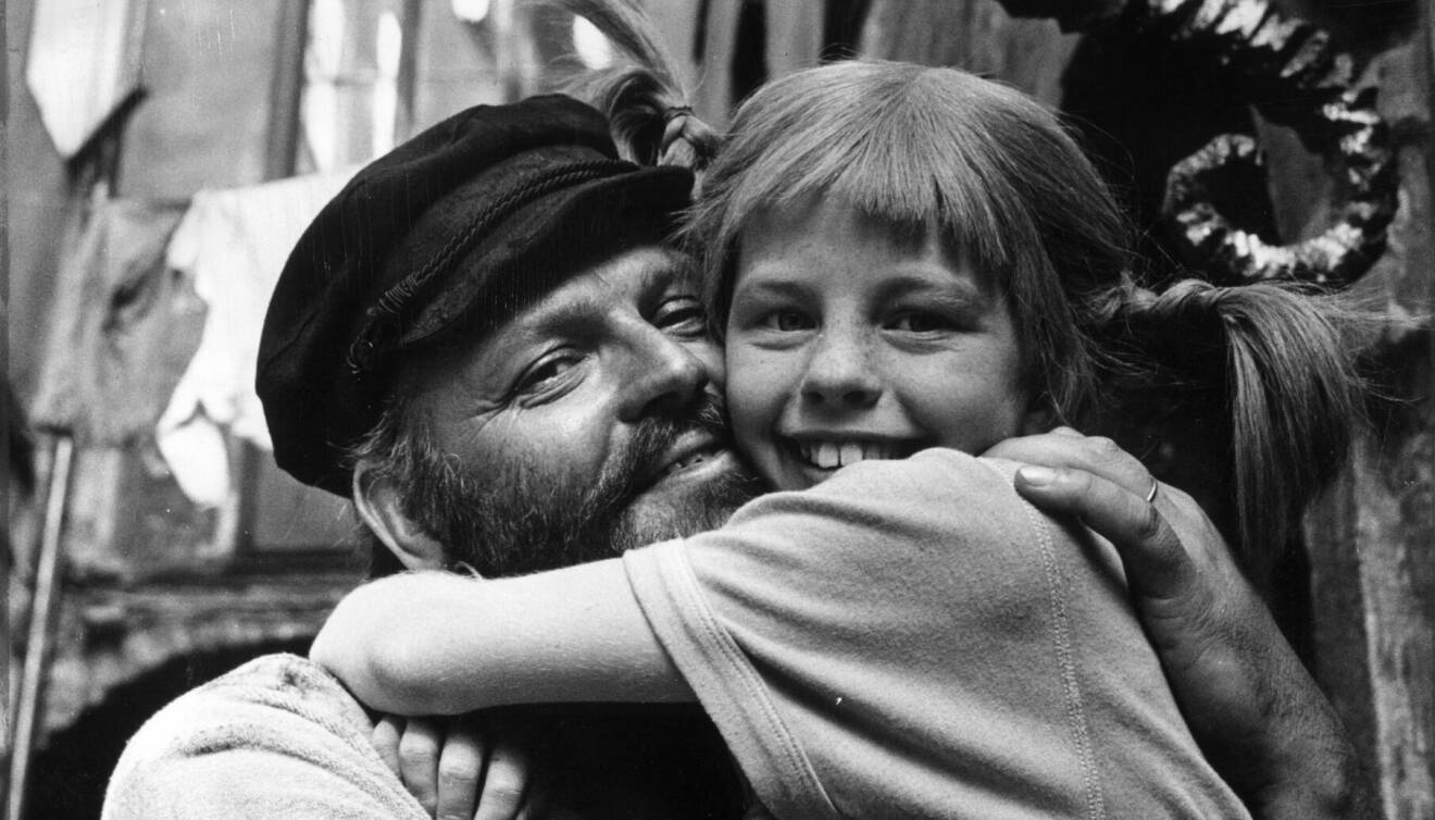 Pippi ger sin pappa en stor kram sedan hon befriat honom ur sjörövarnas fångenskap.