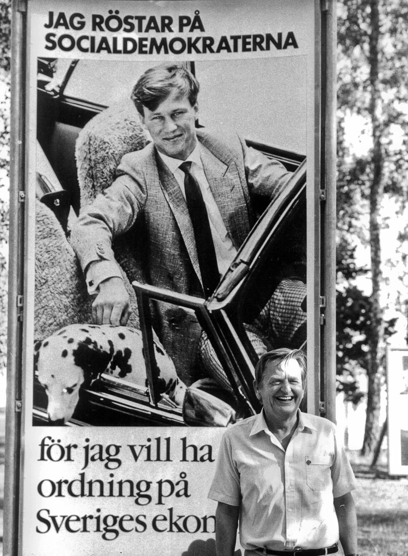 Olof Palme framför valaffisch 1985