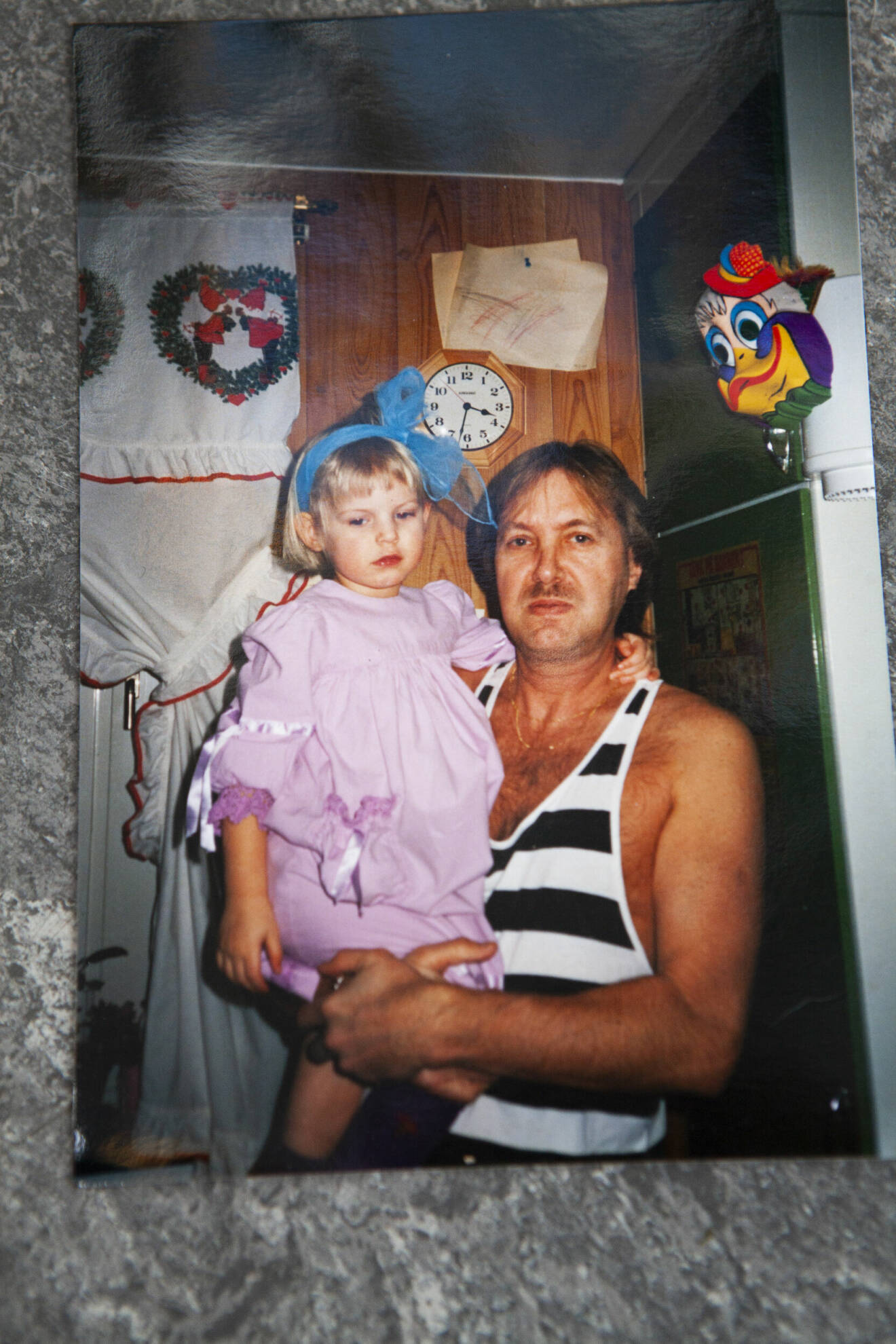 Sanna Lindquist som barn med sin pappa som var missbrukare.