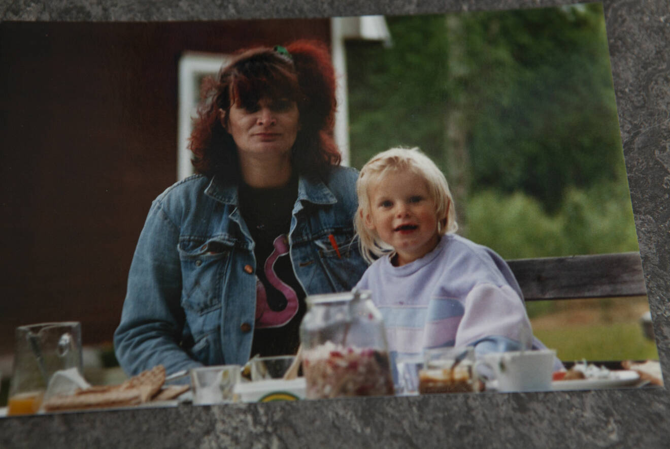 Sanna Lindquist med sin mamma. Mamman var heroinmissbrukare och deras relation var destruktiv.