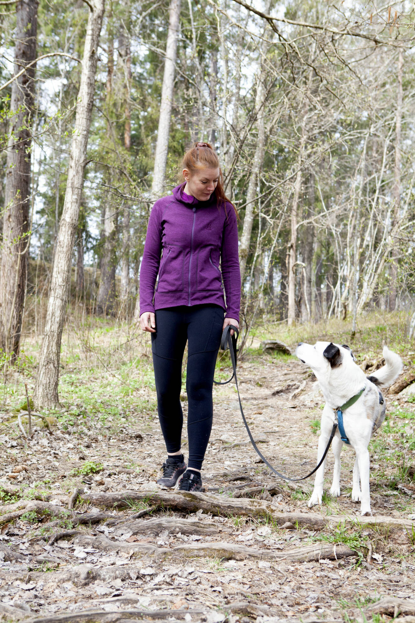 Sanna Lindquist promenerar med hunden Flippa i skogen