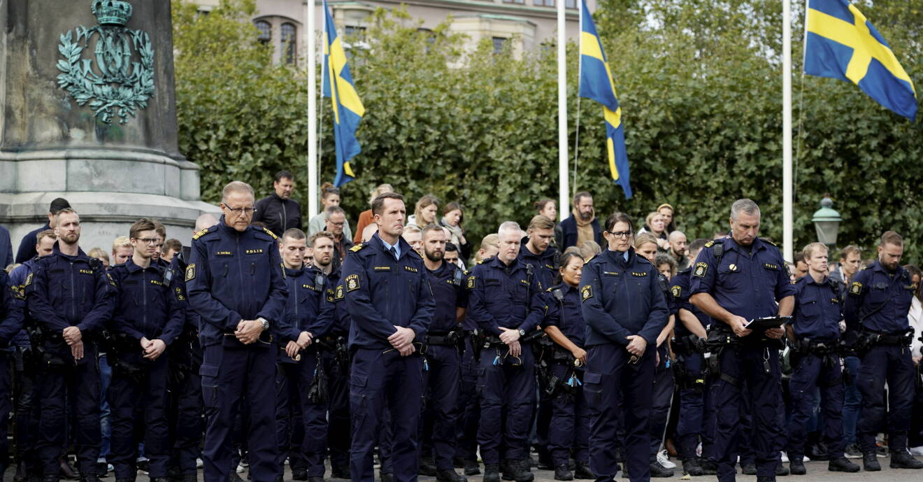 Poliser i Malmö håller en tyst minut efter olyckan där konstnären Lars Vilks och två kolleger omkom.