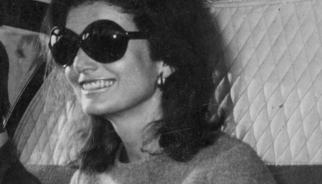 Jackie Onassis Kennedy i stora solglasögon.