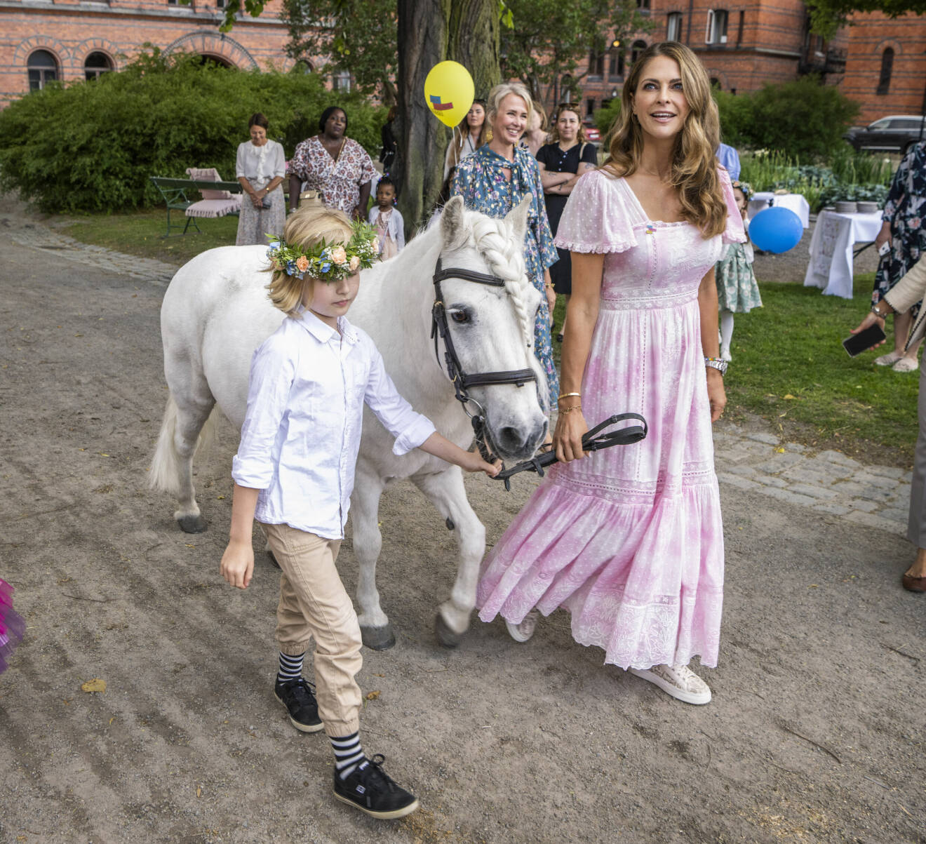 Elias fick leda en av Hovstallets hästar tillsammans med prinsessan Madeleine.