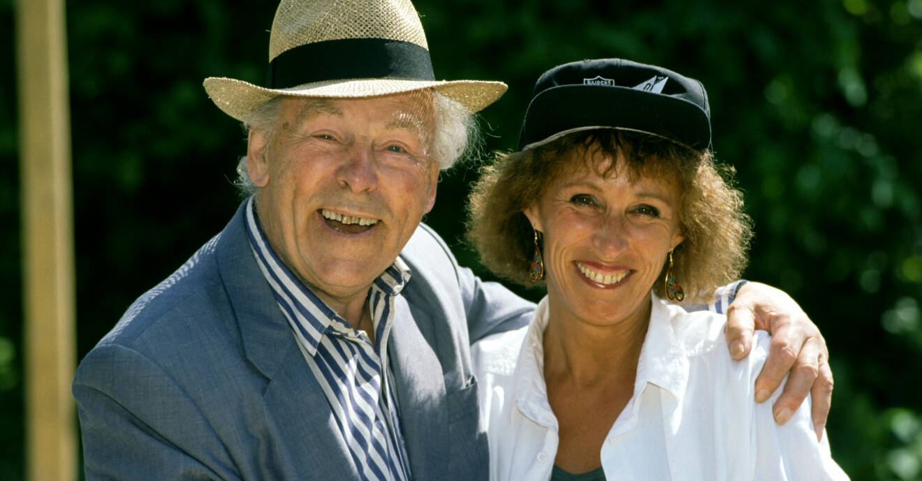 Nils Poppe och Eva Rydberg fotograferade tillsammans i en grönskande miljö 1993.