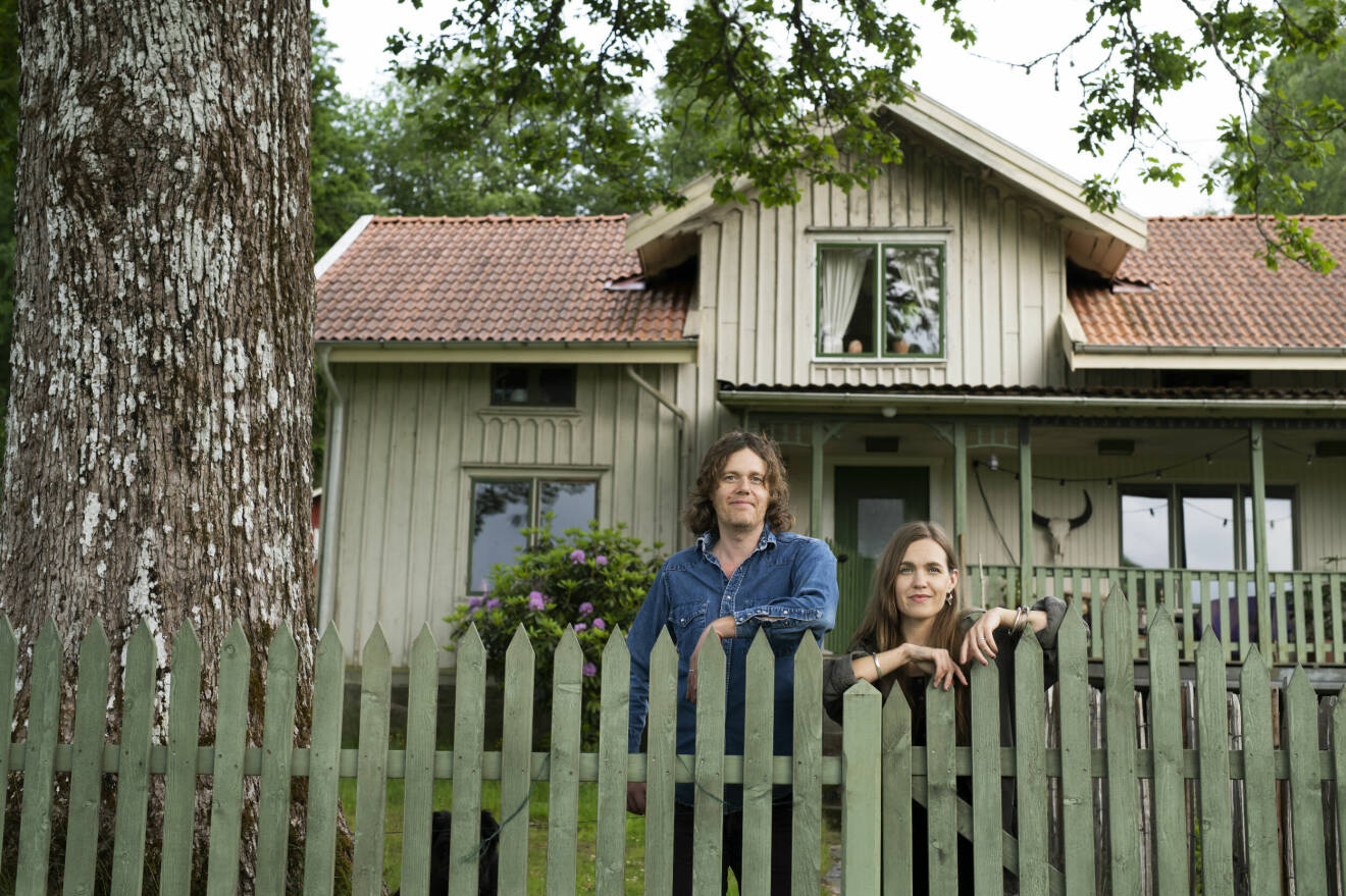 Musikerna Ann-Sofie och John Hoyles framför sitt hus i Öxabäck.